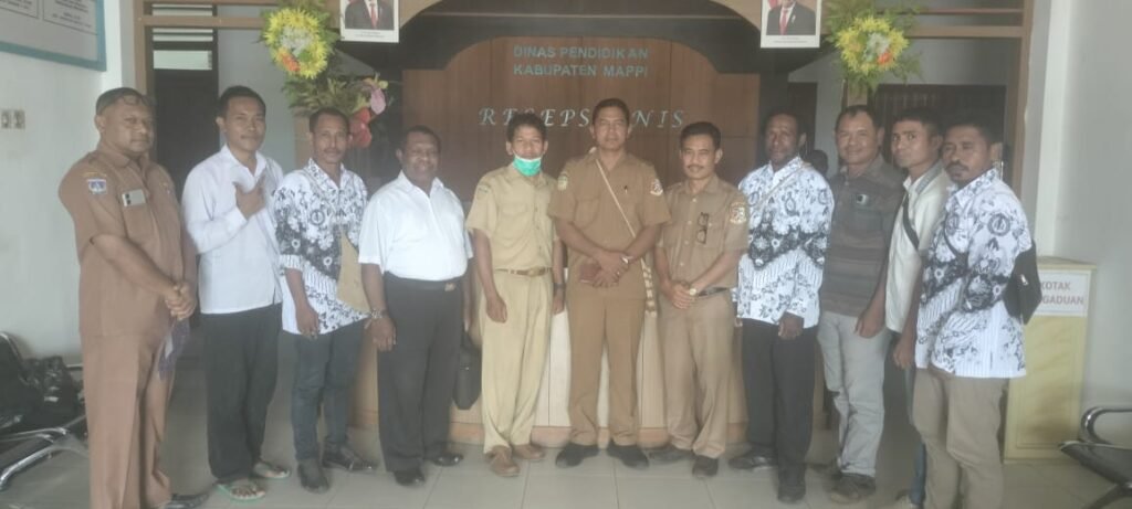 Foto bersama kepala dinas Mappi
